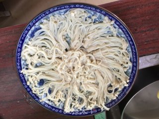 凉拌金针菇海带的做法步骤：2