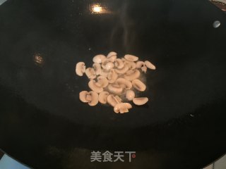 蘑菇炒饭的做法步骤：2
