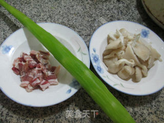 咸肉平菇炒莴笋的做法步骤：1