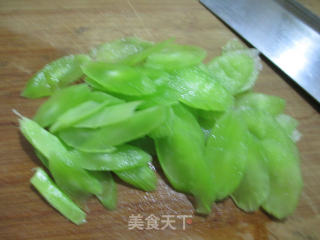 咸肉平菇炒莴笋的做法步骤：2