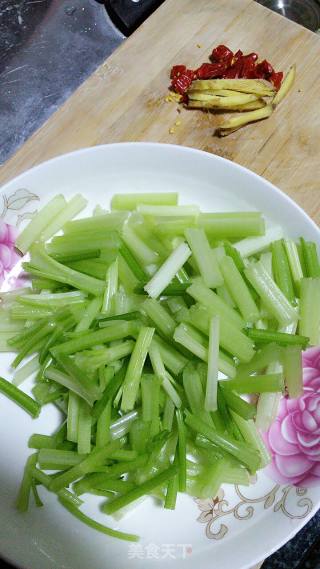 香辣鳗鱼干的做法步骤：2