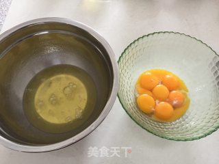 沙棘汁戚风蛋糕的做法步骤：1