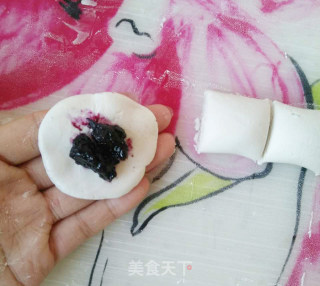 蓝莓馅黑芝麻糯米球的做法步骤：6