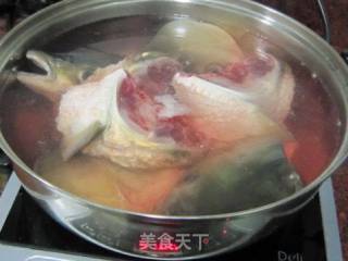 鱼头炖豆腐的做法步骤：1