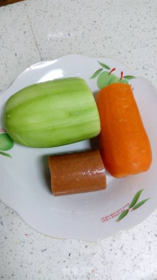 西葫芦，胡萝卜，烤肠素炒的做法步骤：2