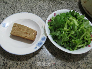 香糕炒芹菜的做法步骤：1