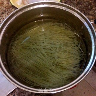 酸辣粉的做法步骤：1