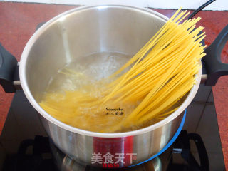 蟹炒意面的做法步骤：2