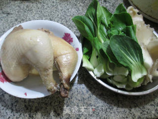 平菇青菜鸡腿汤的做法步骤：1