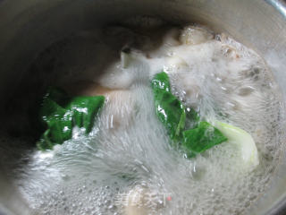 平菇青菜鸡腿汤的做法步骤：6