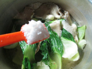 平菇青菜鸡腿汤的做法步骤：7