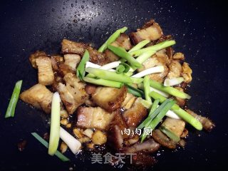 蒜苗炒烧肉#肉肉厨的做法步骤：6
