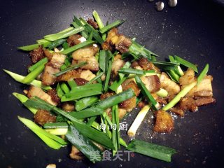 蒜苗炒烧肉#肉肉厨的做法步骤：7