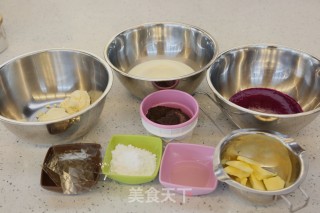 宝宝爱吃的免烤蛋糕——火龙果慕斯的做法步骤：1