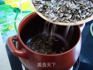 坤博砂锅炒瓜子的做法步骤：5