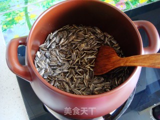坤博砂锅炒瓜子的做法步骤：6