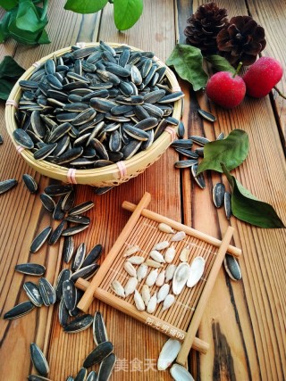 坤博砂锅炒瓜子的做法步骤：9