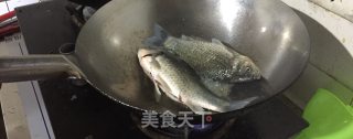 砂锅鲫鱼炖豆腐的做法步骤：3