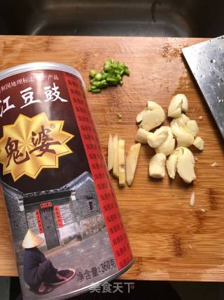蒜蓉豆豉蒸排骨的做法步骤：2