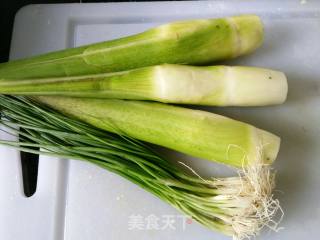 葱油茭白的做法步骤：1