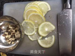 冰糖炖柠檬的做法步骤：2
