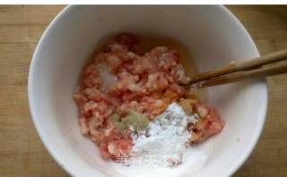水汆肉丸的做法步骤：1