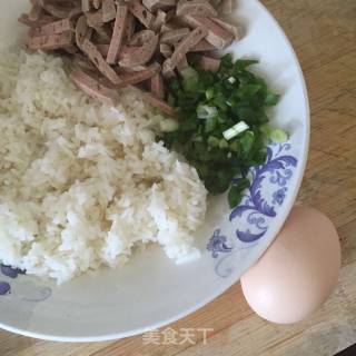 牛肉丸蛋炒饭的做法步骤：2
