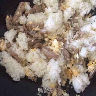 牛肉丸蛋炒饭的做法步骤：5