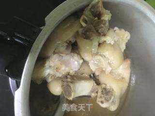 黄豆猪脚的做法步骤：1