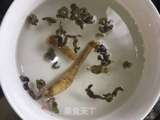 花旗参石斛煲竹丝鸡瘦肉的做法步骤：2