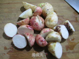 牛肉丸煮香芋的做法步骤：2