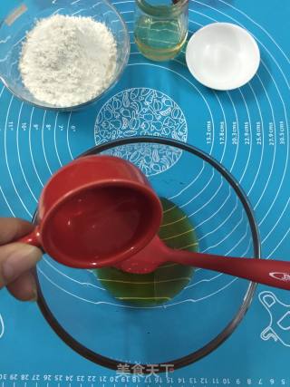 广式月饼的做法步骤：1