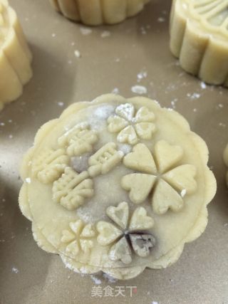 广式月饼的做法步骤：12