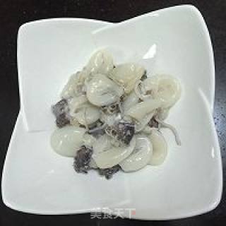 墨鱼仔烧土豆的做法步骤：1