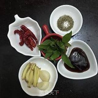 墨鱼仔烧土豆的做法步骤：2