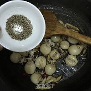 墨鱼仔烧土豆的做法步骤：9