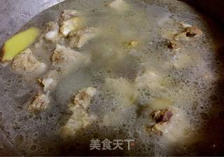 小白菜粉条排骨汤的做法步骤：1