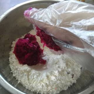 红肉火龙果蝴蝶面的做法步骤：2