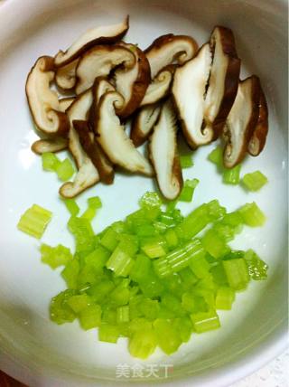 香菇鸡肉粥的做法步骤：2