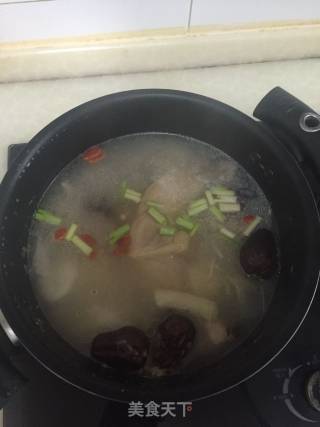 花姑鸡腿汤的做法步骤：1