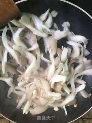 平菇炒肉的做法步骤：3