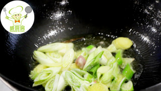 农家小炒肉，5分钟快手菜--威厨艺的做法步骤：2