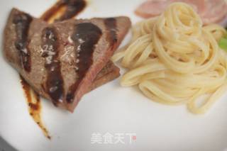 白汁火腿意面+黑椒酱汁牛排的做法步骤：2