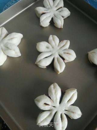 花朵豆沙面包的做法步骤：9