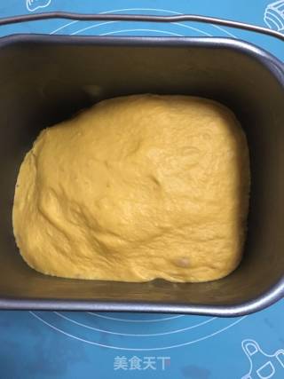 南瓜肉松卷和南瓜豆沙卷的做法步骤：7