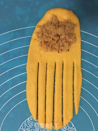 南瓜肉松卷和南瓜豆沙卷的做法步骤：10