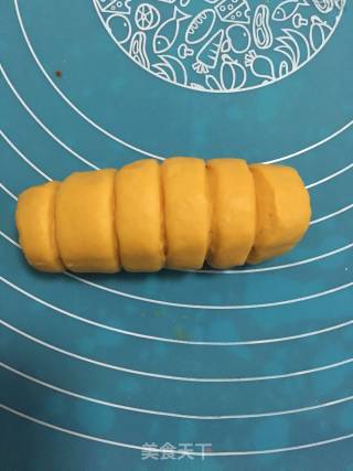 南瓜肉松卷和南瓜豆沙卷的做法步骤：11