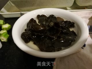 秋葵清炒玉米笋的做法步骤：1