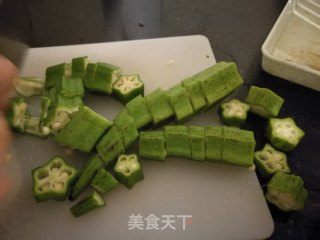 秋葵清炒玉米笋的做法步骤：2