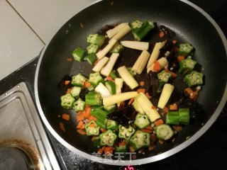 秋葵清炒玉米笋的做法步骤：5